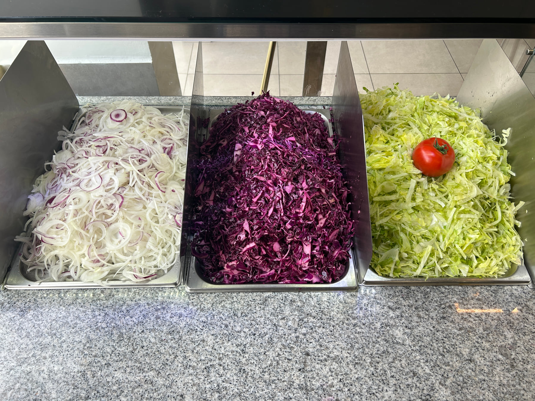 Zwiebeln, Rotkohl und Salat an der Theke von Murat Kebap