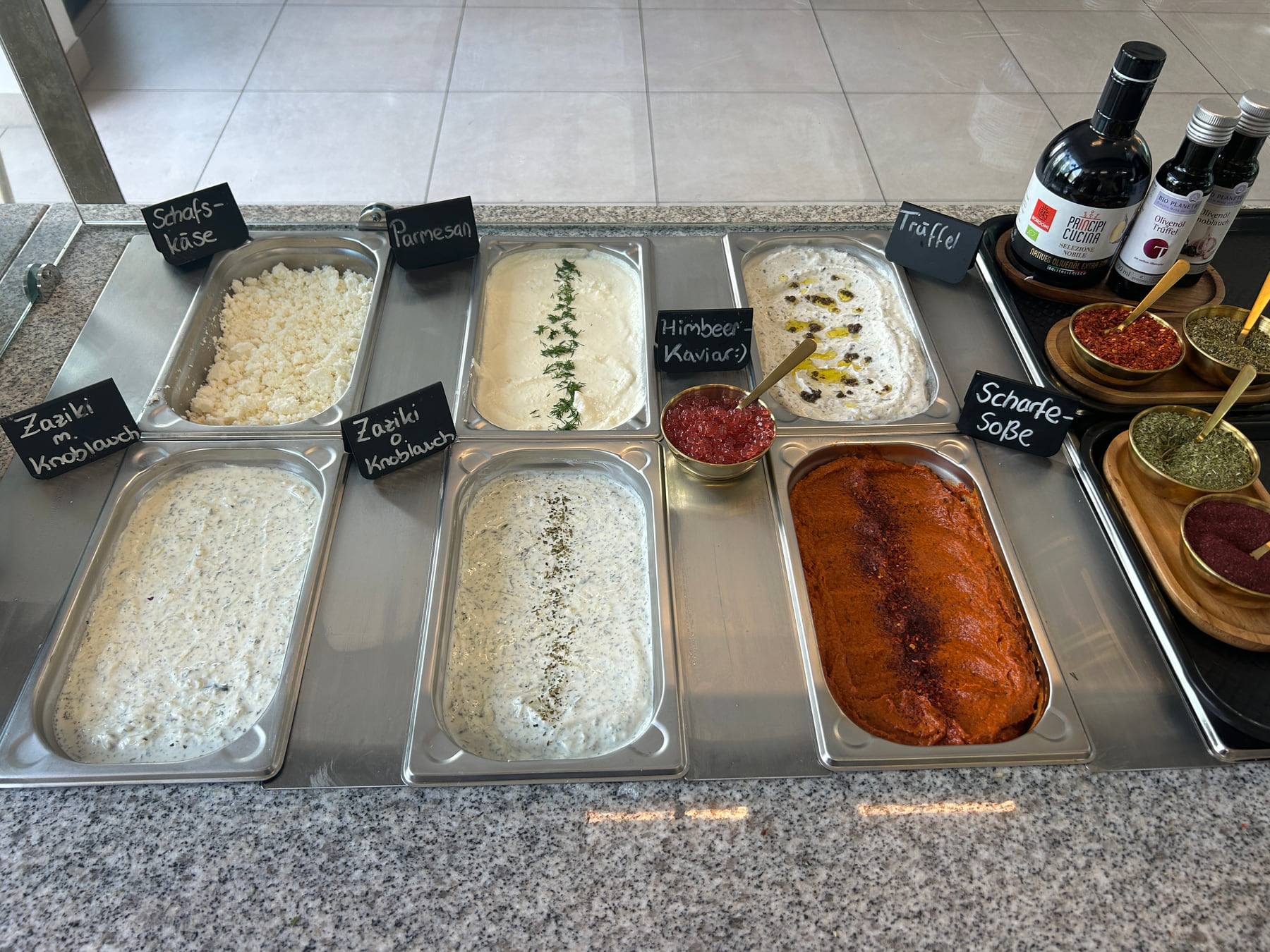 Saucen und Beilagen an der Theke von Murat Kebap