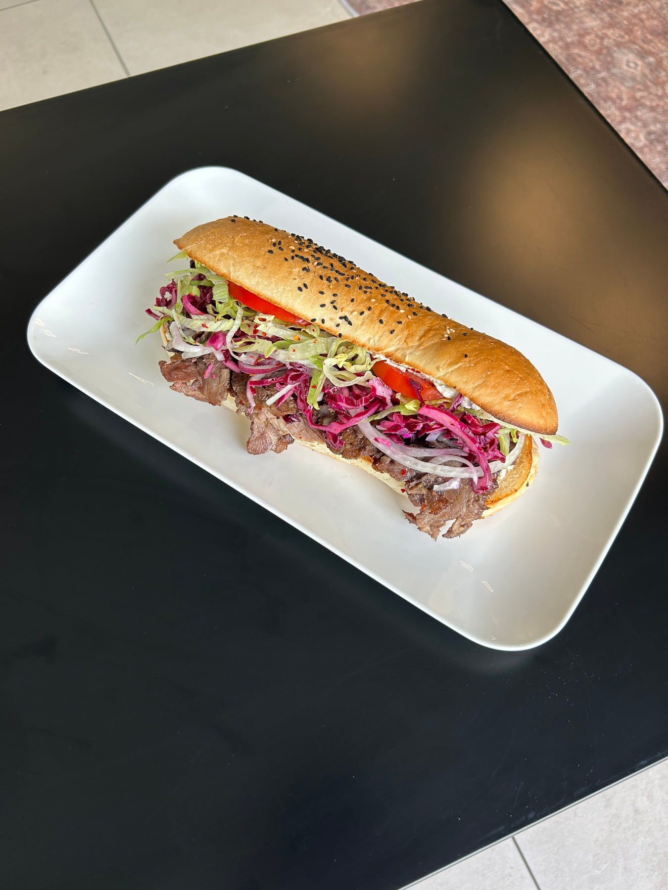 Prime Steak Sandwich mit Salat bei Murat Kebap